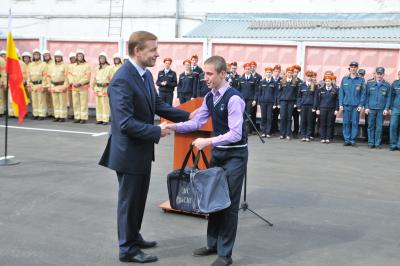 Двум рязанским школьникам подарили кроссовки за спасение деревни от пожара