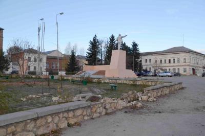 Легковушка пробила бетонное ограждение сквера в Сапожке