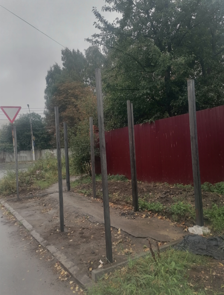 В Рязани контейнерную площадку расположили посередине тротуара