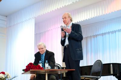 Борис Акимов (справа)