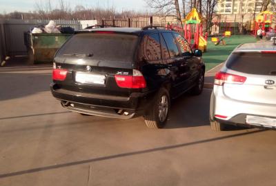 В Рязани мусоровозы не смогли проехать во дворы из-за припаркованных машин