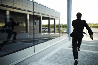 Почти четверь рязанцев проводят на работе сверх положенного времени