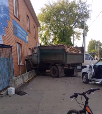 В Скопине столкнулись легковушка и грузовик