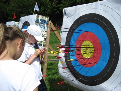 В Рязани более сотни лучников стреляют по мишеням