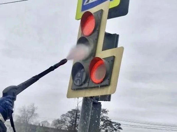 В Рязани начали мыть светофоры