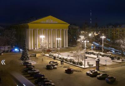 На площади Театральной зальют каток