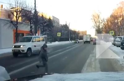В Рязани ребёнок едва не попал под колёса легковушки