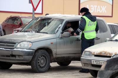 Рязанцы не откликнулись на просьбы «пьяного» водителя помочь открыть автомобиль