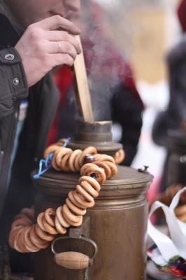 Сотрудники рязанской больницы выступили в роли русских красавиц и добрых молодцев