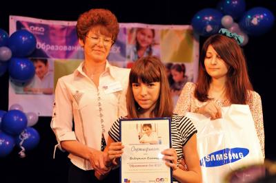 Три юные рязаночки получили ноутбуки из рук фондофей