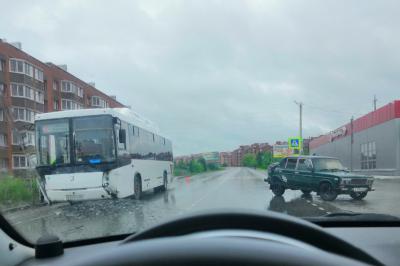 Под Рязанью произошла авария с участием автобуса и отечественной легковушки