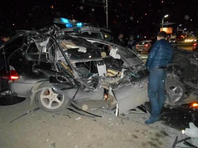 ГИБДД пытается установить личности пассажиров BMW, врезавшегося в стоящую фуру в Рязани