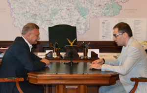 Рязанский губернатор преподнёс Дмитрию Когану томик Есенина