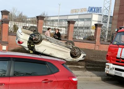У ТРЦ «Барс на Московском» в Рязани перевернулась легковушка
