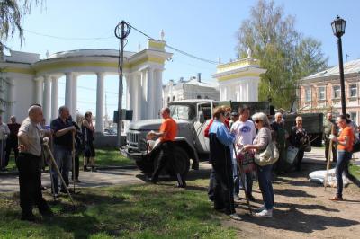 Сотрудники правительства Рязанской области взялись за грабли