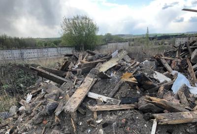 Жители Скопина пожаловались на свалку мусора в бывшей воинской части