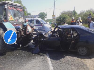 Под Рязанью легковушка столкнулась с трактором