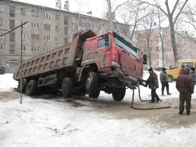 В Рязани из-под земли тянут самосвал