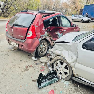 В Рязани Suzuki жёстко протаранил Renault, пострадала пожилая женщина