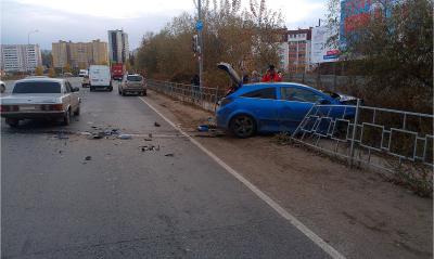 Hyundai Santa Fe загнал Opel Astra в забор неподалёку от гипермаркета «Глобус»