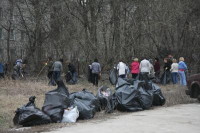 Олег Смирнов вывел на субботник жителей Горрощи