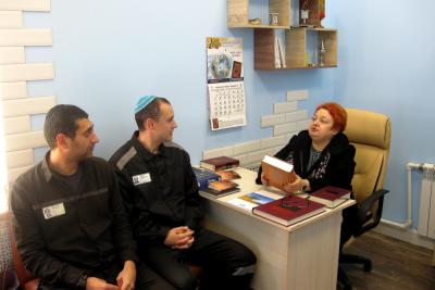 Иудеям ИК-6 подарили облачение для молитвы