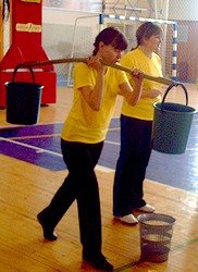 Рязанская молодёжь пробежалась с коромыслом