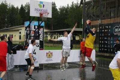 Стритбольному фестивалю помощь оказали «Амка» и ДОСААФ