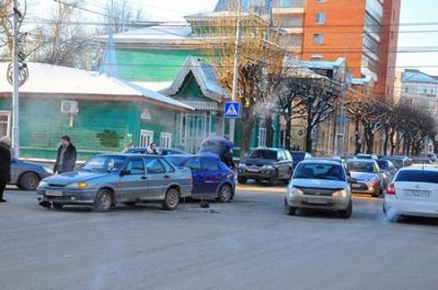 В центре Рязани столкнулись две легковушки