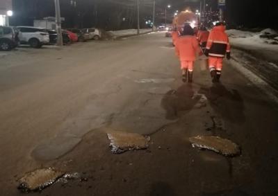 Ямы на дорогах Рязани латают литым асфальтобетоном