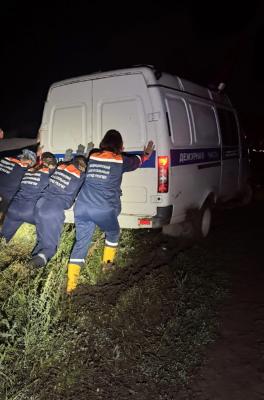Волонтёры вызволили застрявший в грязи полицейский автомобиль