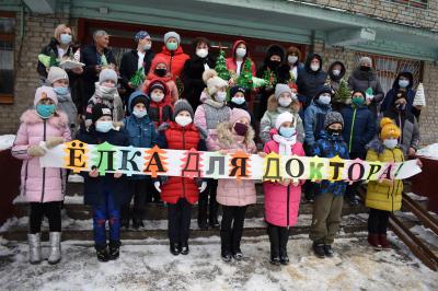 Кораблинские школьники вручили медикам новогодние ёлочки