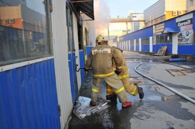 На Московском шоссе произошёл пожар в ангаре рынка стройматерилов