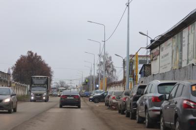 На улице Радиозаводской и проезде Яблочкова активно монтируют уличное освещение