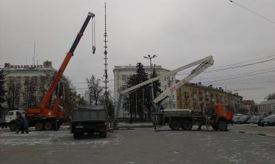 На площади Ленина в Рязани начали возводить новогоднюю ель