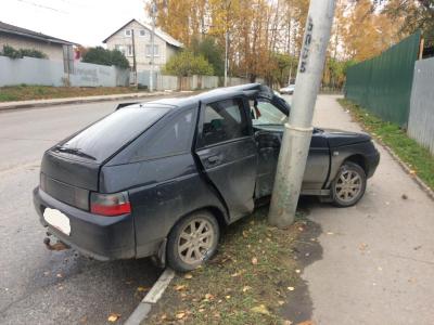 На улице Новой легковушка «обняла» столб