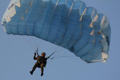 В Рязани десантники приземляются на движущуюся технику