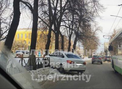 На улице Есенина в Рязани Lada Vesta пробила ограждение