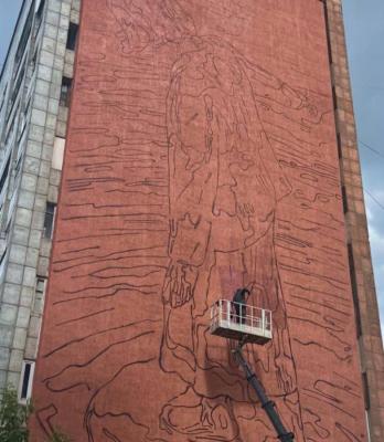 Рязанский художник Александр Дёмкин украшает фасад дома в Перми