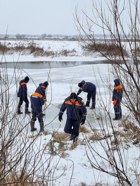 Под Рязанью ищут провалившихся под лёд людей
