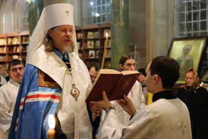 Владыка Марк провёл заупокойное богослужение в Христорождественском кафедральном соборе