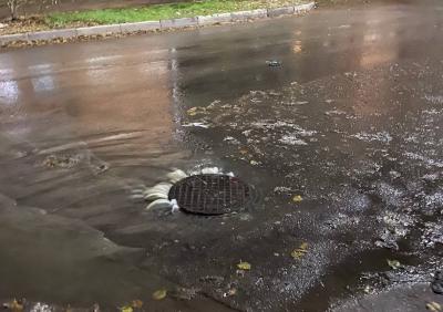 Водоканал устраняет разлив канализации в Горроще Рязани