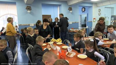 Более 70% учащихся Рязани обеспечены горячим питанием в школьных столовых