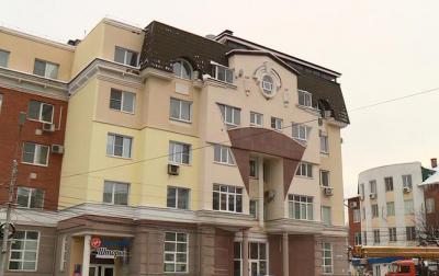 На улице Сенной начался снос незаконной надстройки в жилом доме