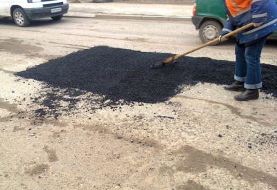 Ямы на дорогах Рязани начали заделывать горячей асфальтобетонной смесью