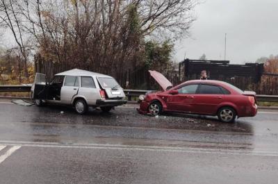 На участке трассы М5 в Рязани столкнулись Chevrolet и ВАЗ-2104, пострадали взрослый и ребёнок