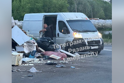В Рязани сняли мужчин, выгрузивших мусор из «Газели» рядом с баками