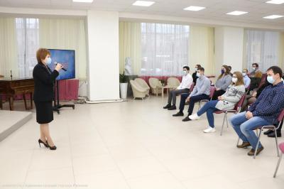 Елена Сорокина наградила рязанских добровольцев