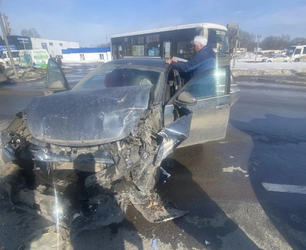 В Рязани при столкновении двух иномарок пострадали трое взрослых и ребёнок