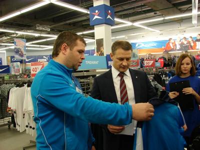 Аркадий Фомин купил подарки двум воспитанникам Костинской школы-интерната 